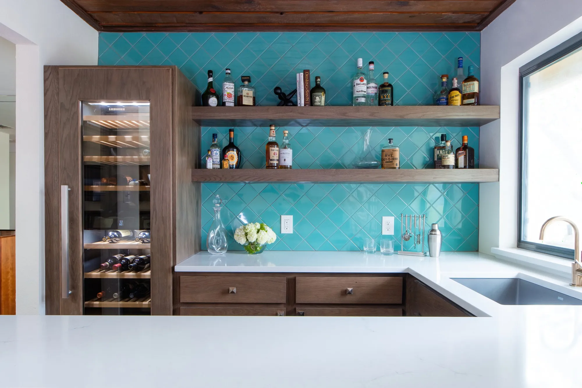 5 Must-Have Elements For The Ultimate Home Bar