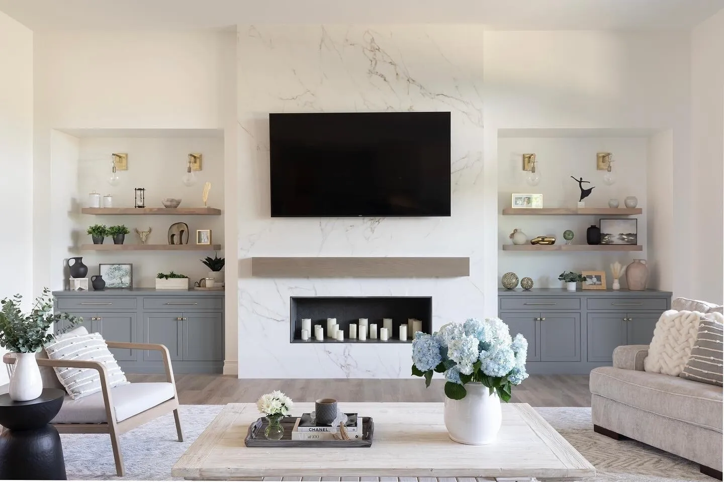If you're thinking countertop slabs are only made for kitchens and bathrooms, think again! This GORGEOUS Calacatta Lucca porcelain slab the perfect accent design for this tasteful yet beautiful living room design. Comment below if you would add this