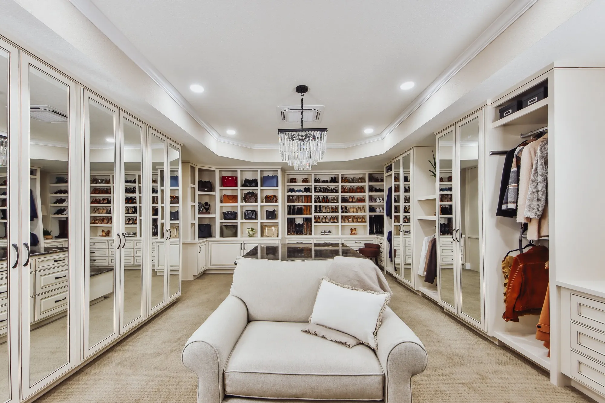 5 Must-Haves for a Luxury Walk-in Closet